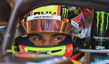 Oscar Piastri mirada casco