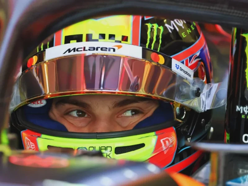 Oscar Piastri mirada casco