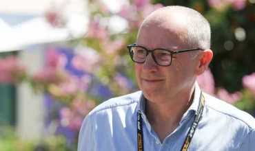 Stefano Domenicali observa el paddock en Melbourne