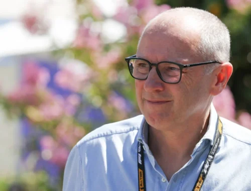 Stefano Domenicali observa el paddock en Melbourne