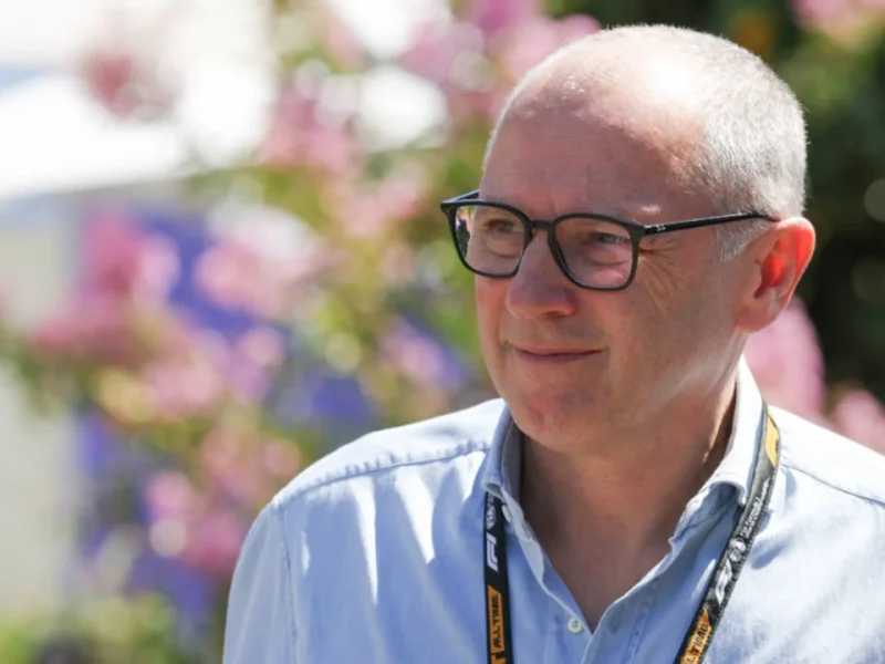 Stefano Domenicali observa el paddock en Melbourne