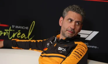 Andrea Stella jefe de equipo McLaren F1 hablando en rueda de prensa