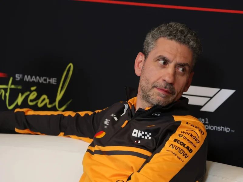 Andrea Stella jefe de equipo McLaren F1 hablando en rueda de prensa