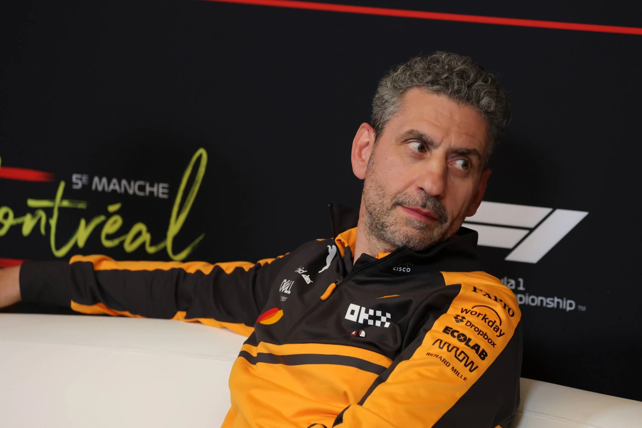 Andrea Stella jefe de equipo McLaren F1 hablando en rueda de prensa