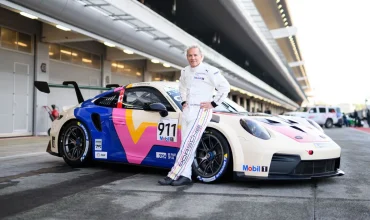 Jacques Villeneuve posa junto a su nuevo Porsche Supercup 2026
