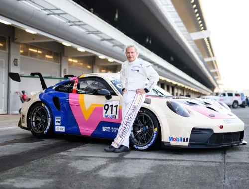 Jacques Villeneuve posa junto a su nuevo Porsche Supercup 2026