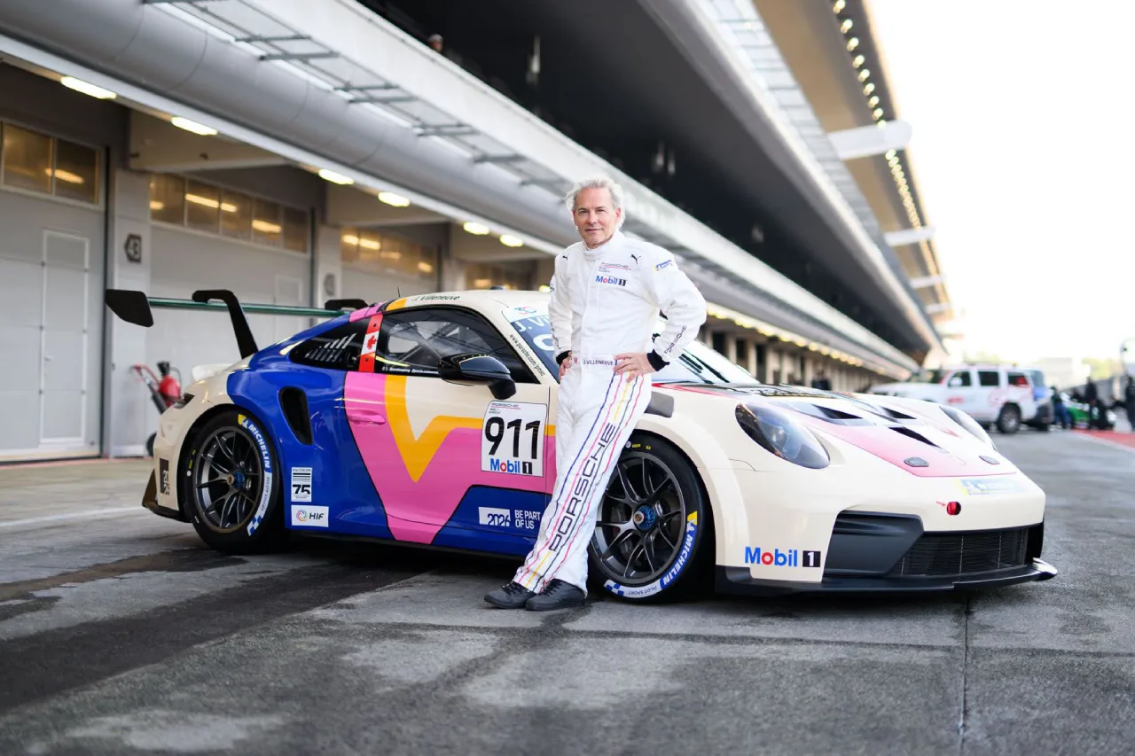 Jacques Villeneuve posa junto a su nuevo Porsche Supercup 2026