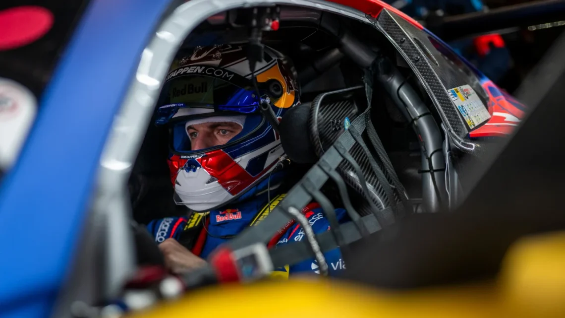 Max Verstappen piloto de carreras con mono de Red Bull en Nurburgring
