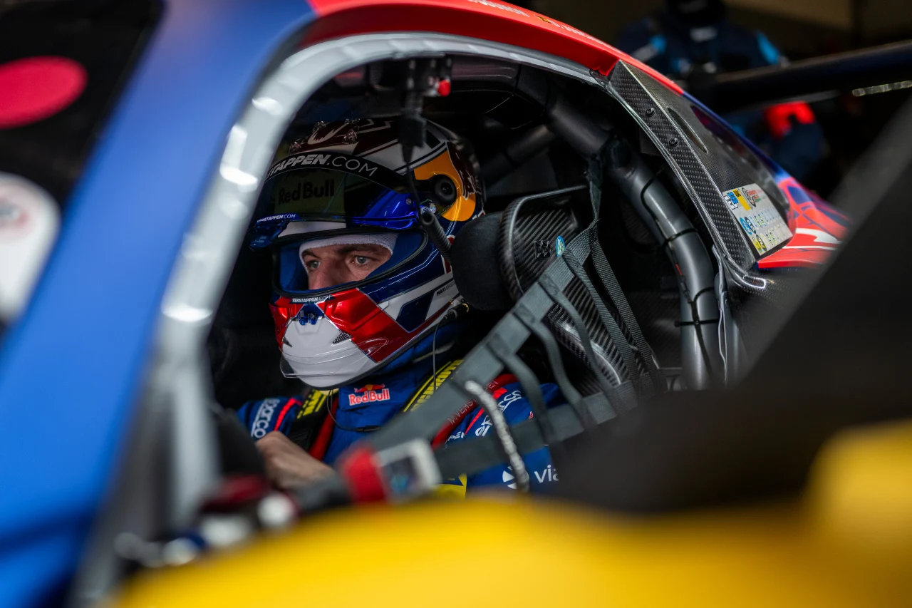 Max Verstappen piloto de carreras con mono de Red Bull en Nurburgring
