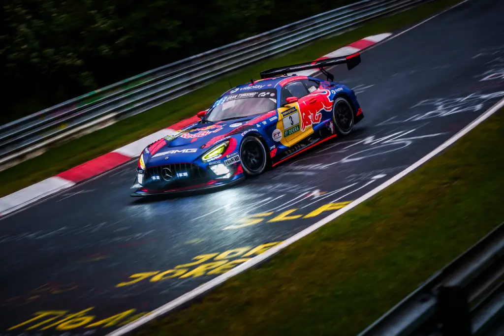 Max Verstappen bajo la lluvia conduce el GT3 de Mercedes