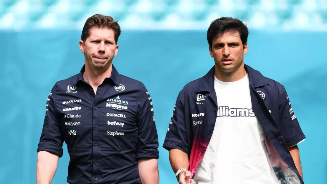 Carlos Sainz camina junto a James Vowles en el Miami F1 GP