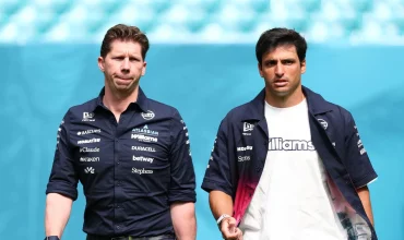Carlos Sainz camina junto a James Vowles en el Miami F1 GP
