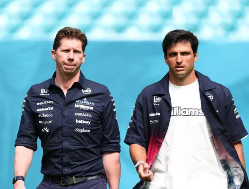 Carlos Sainz camina junto a James Vowles en el Miami F1 GP