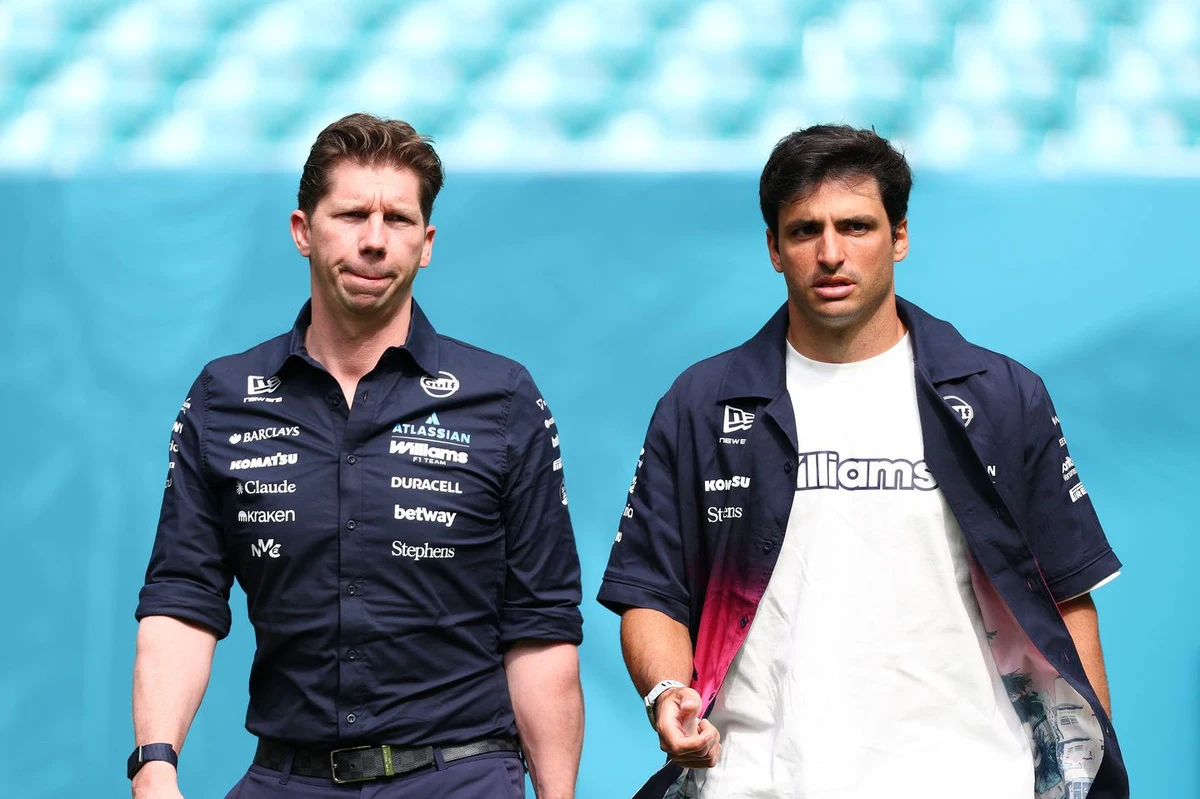 Carlos Sainz camina junto a James Vowles en el Miami F1 GP
