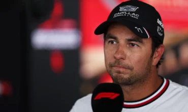 Checo Pérez mira a la prensa en Barcelona F1.