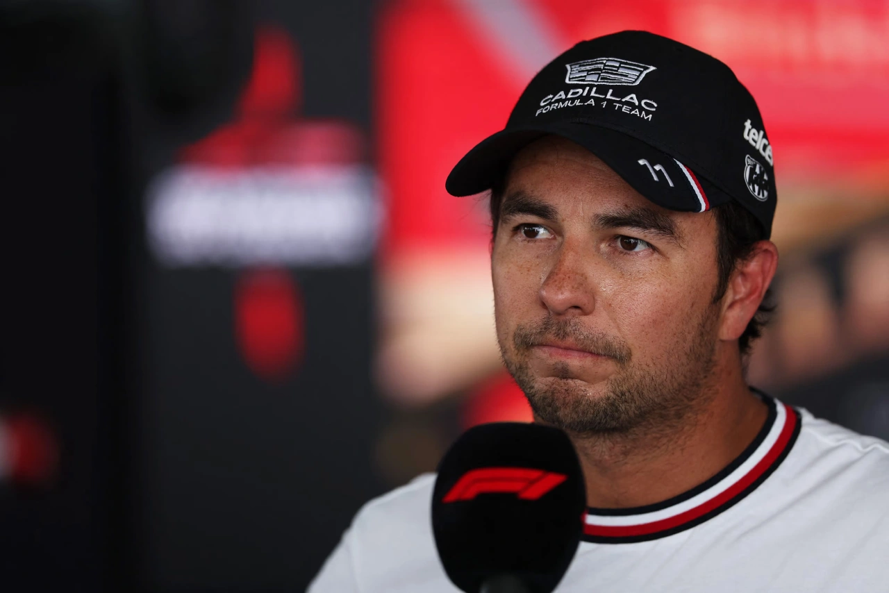 Checo Pérez mira a la prensa en Barcelona F1.