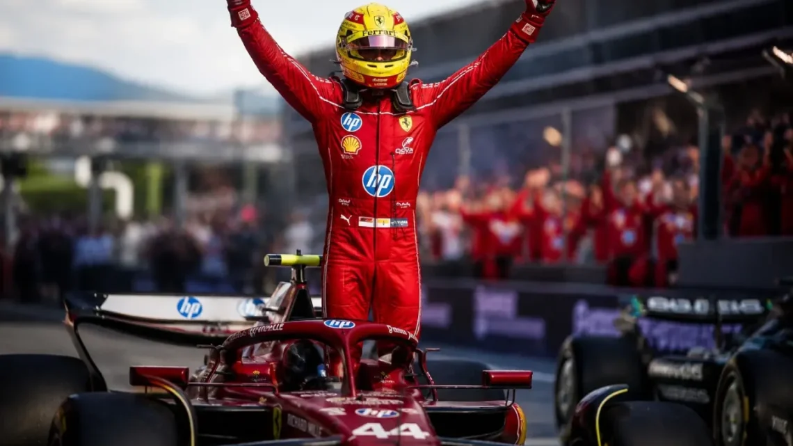 Lewis Hamilton celebrando su victoria en Barcelona.