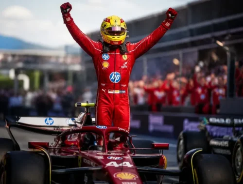 Lewis Hamilton celebrando su victoria en Barcelona.