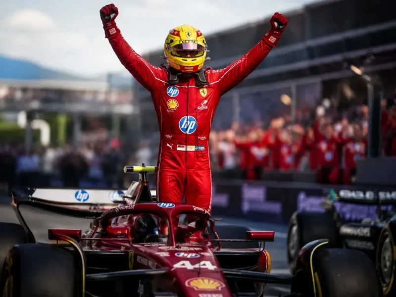 Lewis Hamilton celebrando su victoria en Barcelona.
