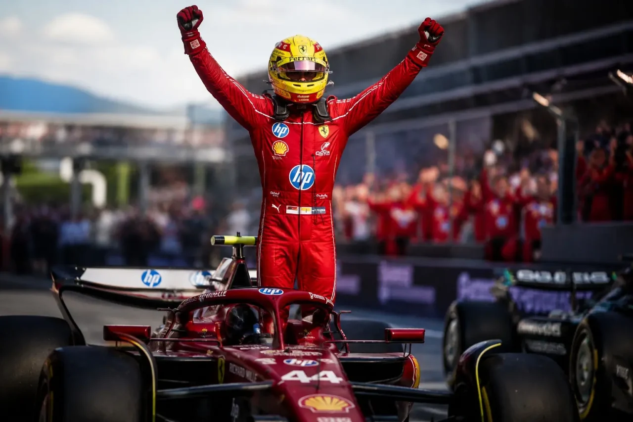 Lewis Hamilton celebrando su victoria en Barcelona.