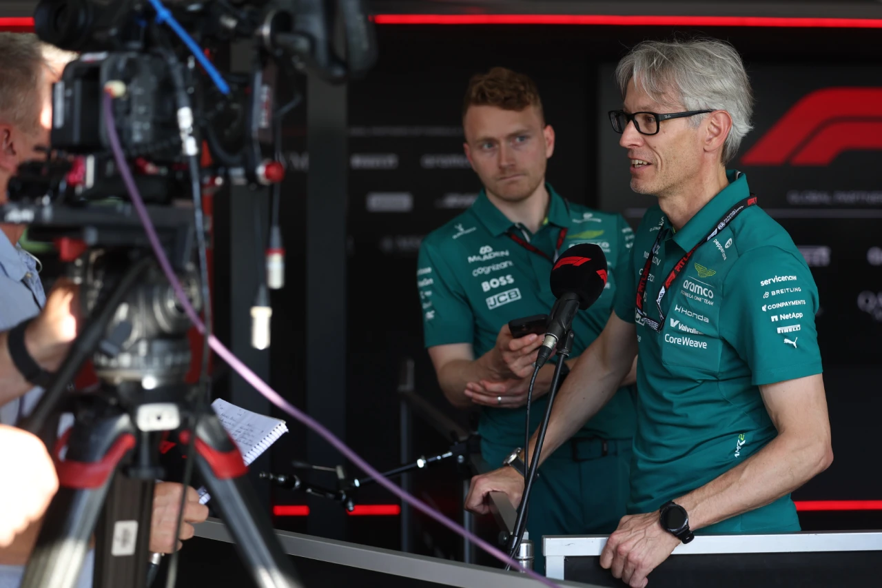 Mike Krack habla ante la prensa en Barcelona F1