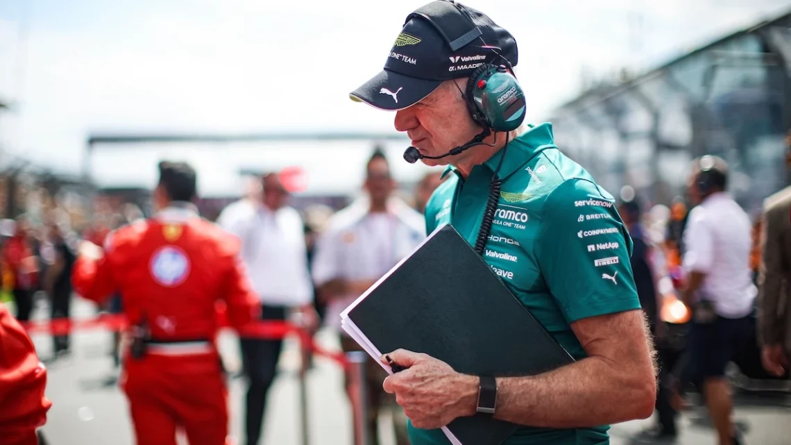 Adrian Newey observa los F1 en parrilla.