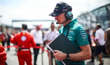 Adrian Newey observa los F1 en parrilla.