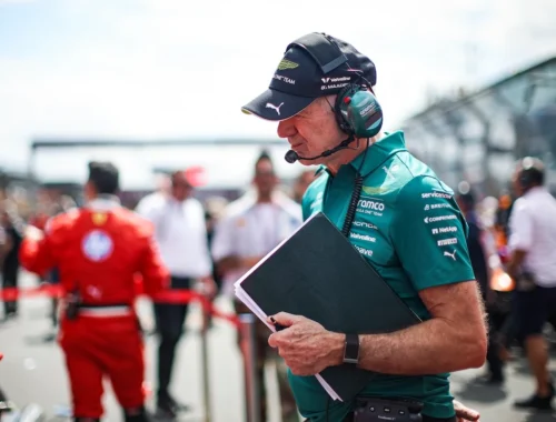 Adrian Newey observa los F1 en parrilla.