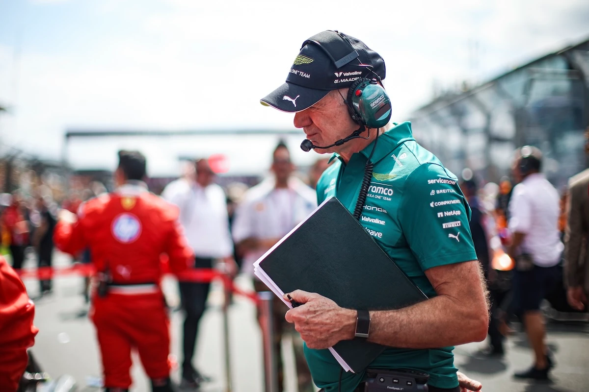 Adrian Newey observa los F1 en parrilla.