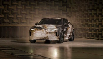 Vista lateral del nuevo Range Rover GT 2026 con camuflaje dorado durante sus pruebas de desarrollo