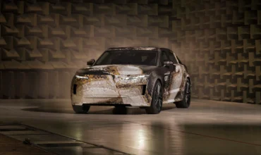 Vista lateral del nuevo Range Rover GT 2026 con camuflaje dorado durante sus pruebas de desarrollo