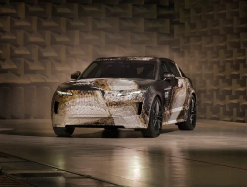 Vista lateral del nuevo Range Rover GT 2026 con camuflaje dorado durante sus pruebas de desarrollo