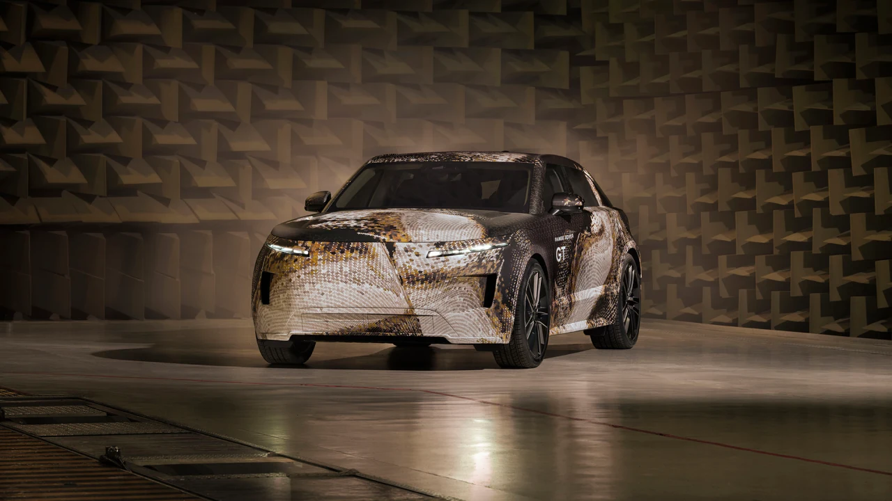 Vista lateral del nuevo Range Rover GT 2026 con camuflaje dorado durante sus pruebas de desarrollo