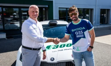 Cohete Suárez recibe el Skoda Fabia numero 300