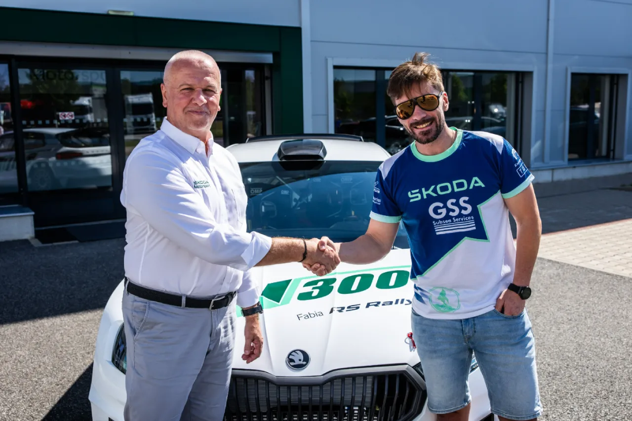 Cohete Suárez recibe el Skoda Fabia numero 300