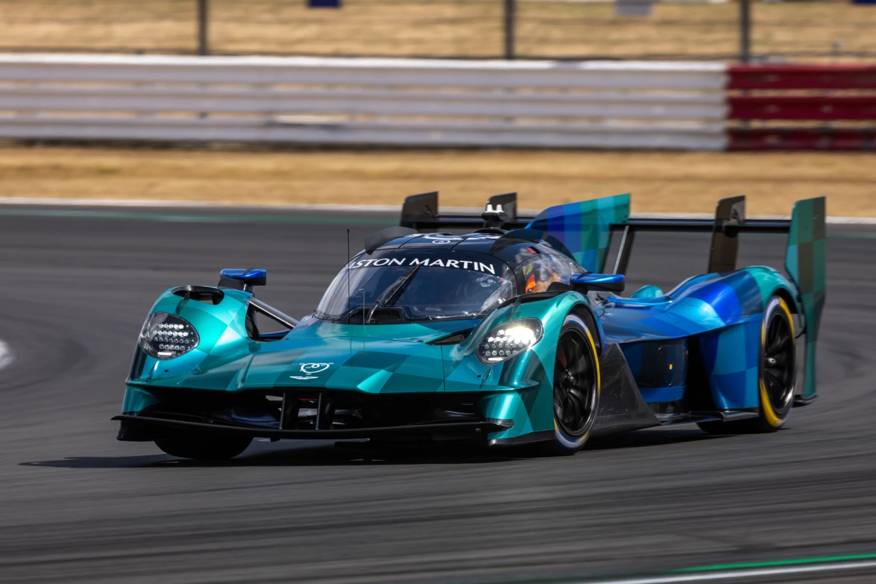 El Aston Martin Valkyrie Hypercar ya rueda rumbo al WEC 2027