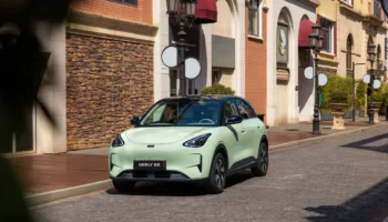 Nuevo compacto eléctrico Geely E2 PRO en color azul aparcado en ciudad