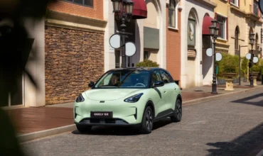 Nuevo compacto eléctrico Geely E2 PRO en color azul aparcado en ciudad