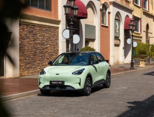 Nuevo compacto eléctrico Geely E2 PRO en color azul aparcado en ciudad