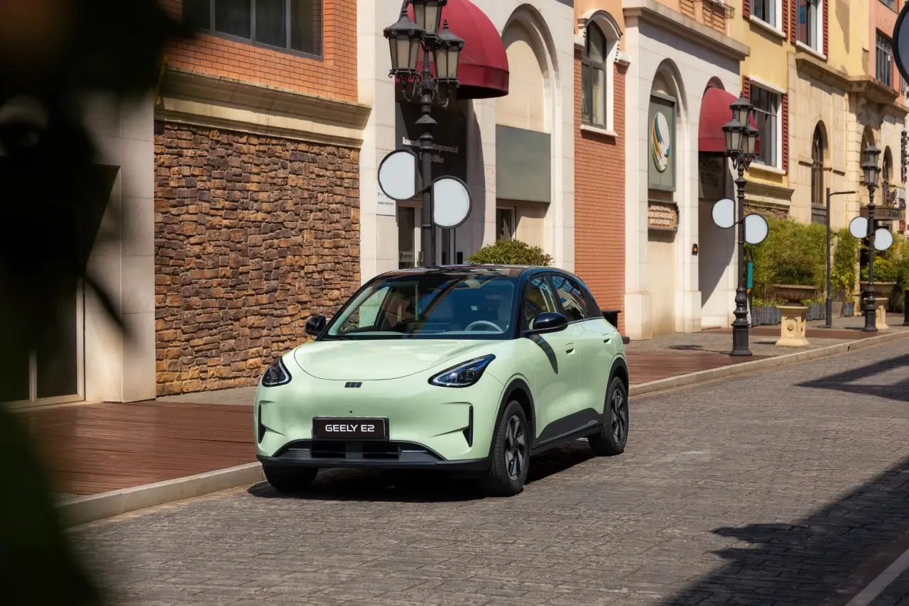 Nuevo compacto eléctrico Geely E2 PRO en color azul aparcado en ciudad