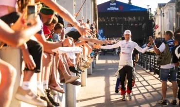 Sebastien Ogier saludando al público en Estonia