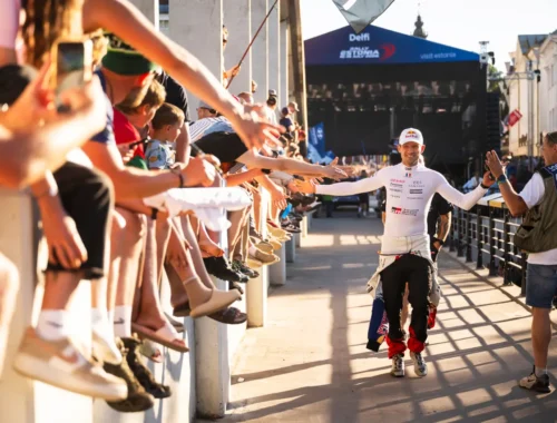 Sebastien Ogier saludando al público en Estonia