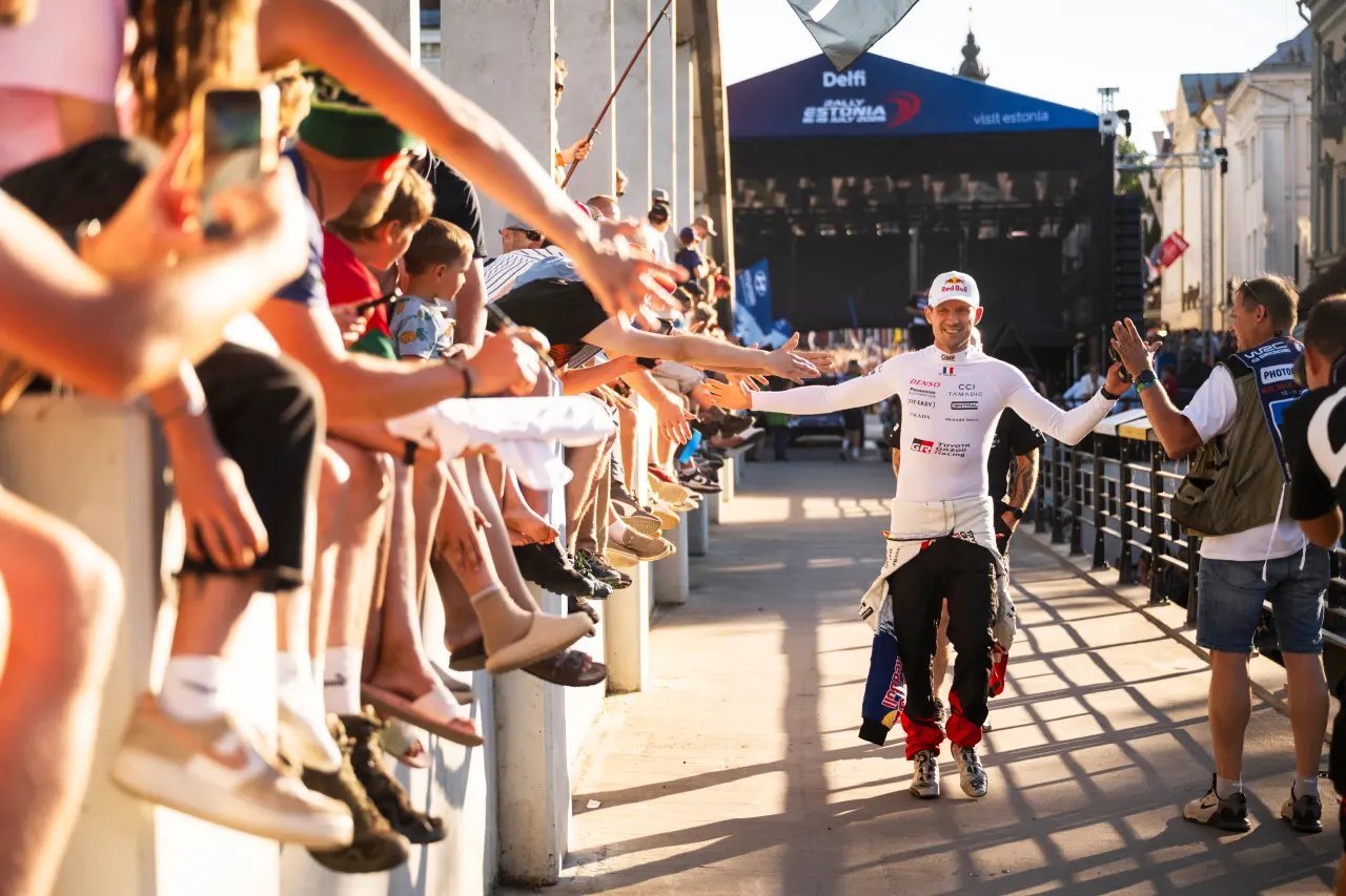 Sebastien Ogier saludando al público en Estonia