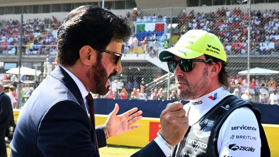 Fernando Alonso habla con el presidente de la FIA