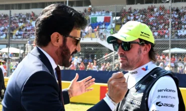Fernando Alonso habla con el presidente de la FIA