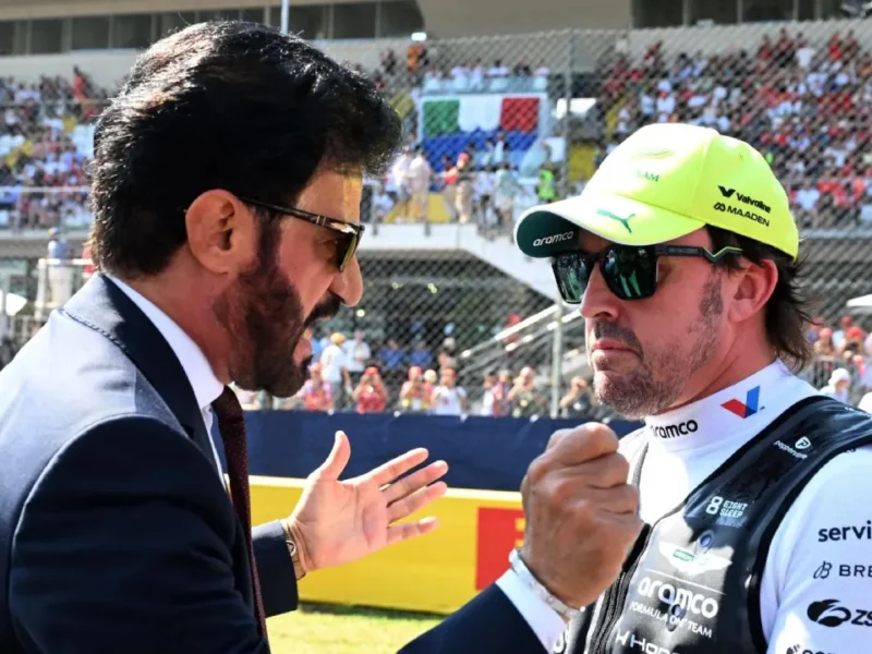 Fernando Alonso habla con el presidente de la FIA