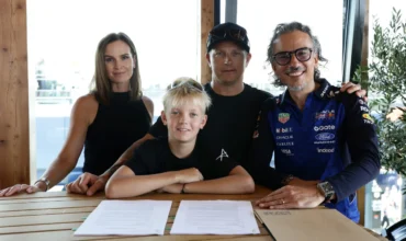 Robin Räikkönen junto a su familia y Meekies de Red Bull