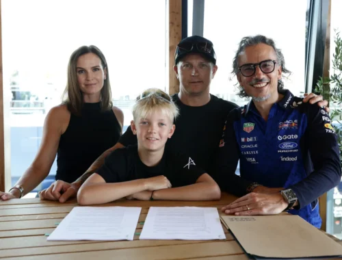 Robin Räikkönen junto a su familia y Meekies de Red Bull