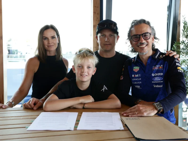 Robin Räikkönen junto a su familia y Meekies de Red Bull