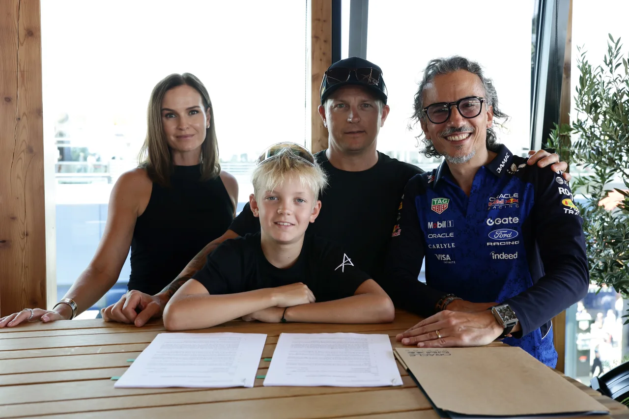 Robin Räikkönen junto a su familia y Meekies de Red Bull